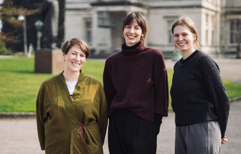 Die Stipendiat*innen des Programms " Museumskurator*innen für Fotografie" vor der Villa Hügel, v.l.n.r. Dortje Fink, Esra Klein und Noa Lohrmann